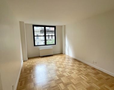 East 49 Street - Photo Thumbnail 7