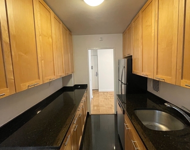 East 49 Street - Photo Thumbnail 14
