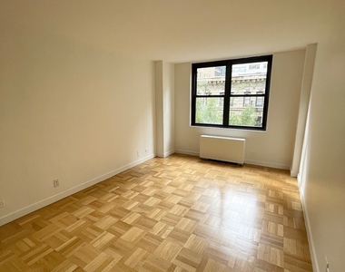 East 49 Street - Photo Thumbnail 6