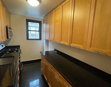 East 49 Street - Photo Thumbnail 12
