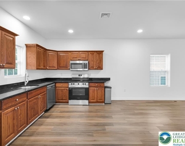 837 16th Avenue - Photo Thumbnail 10