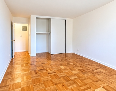 East 86th Street - Photo Thumbnail 3