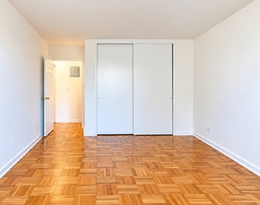 East 86th Street - Photo Thumbnail 2