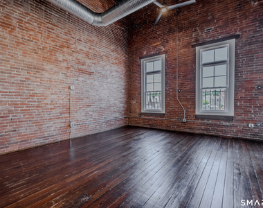 424 Main Street - Photo Thumbnail 3