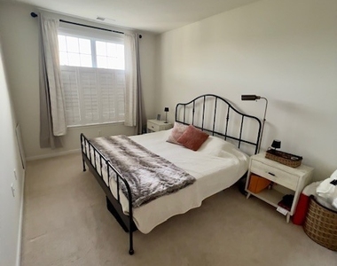 423 Center Meadow Lane - Photo Thumbnail 11