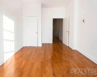 369 Menahan Street - Photo Thumbnail 4