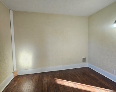 494 Coventry Avenue - Photo Thumbnail 12