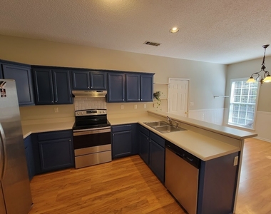 435 Southridge - Photo Thumbnail 4