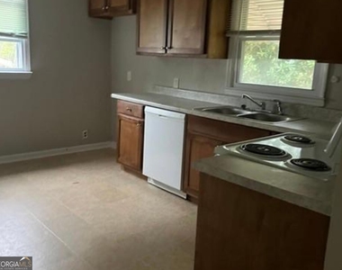 1326 Spellman Avenue - Photo Thumbnail 3