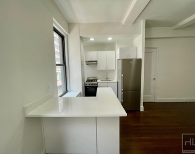 East 46 Street - Photo Thumbnail 4