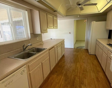 10524 W Saratoga Circle - Photo Thumbnail 3