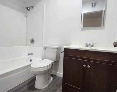 8926 N 55th Avenue - Photo Thumbnail 6