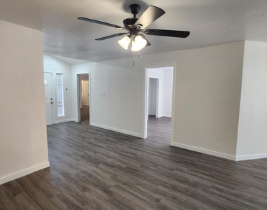 8926 N 55th Avenue - Photo Thumbnail 3