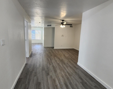 8926 N 55th Avenue - Photo Thumbnail 2
