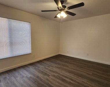 8926 N 55th Avenue - Photo Thumbnail 7