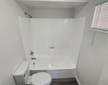 8926 N 55th Avenue - Photo Thumbnail 9
