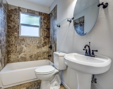 533 Nw Lorna Street - Photo Thumbnail 21