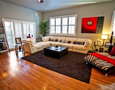 2411 N Hall Street - Photo Thumbnail 8