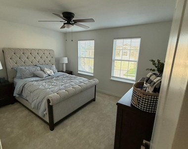 4617 Golden Gate Way - Photo Thumbnail 5