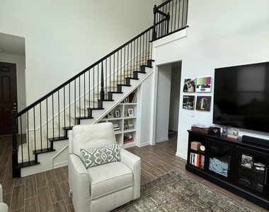 4617 Golden Gate Way - Photo Thumbnail 9