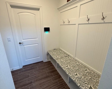 4617 Golden Gate Way - Photo Thumbnail 10
