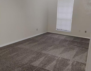 542 White Oak Street - Photo Thumbnail 7
