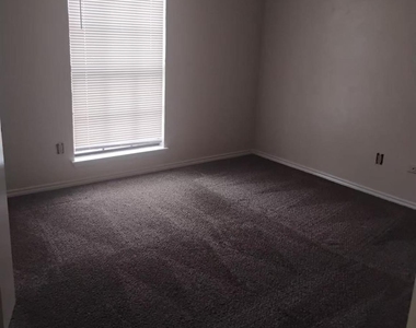 542 White Oak Street - Photo Thumbnail 5