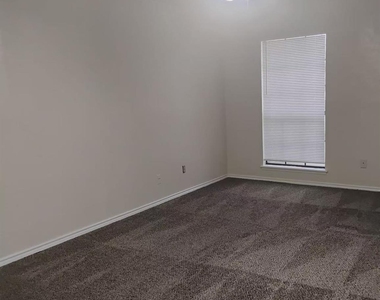 542 White Oak Street - Photo Thumbnail 4