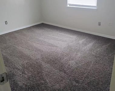 542 White Oak Street - Photo Thumbnail 6