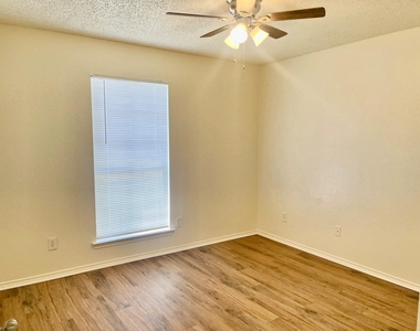 1414 Middleton Drive - Photo Thumbnail 10