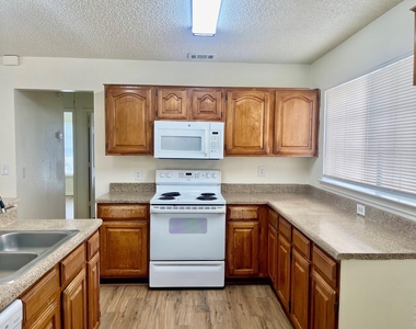 1414 Middleton Drive - Photo Thumbnail 3