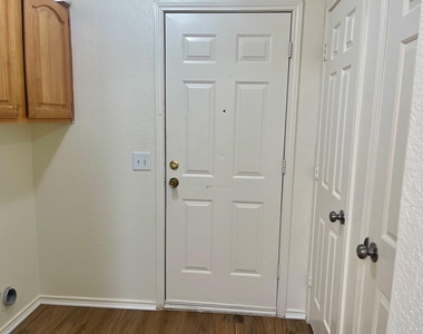 1414 Middleton Drive - Photo Thumbnail 6