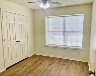 1414 Middleton Drive - Photo Thumbnail 8