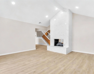 600 Flintridge Court - Photo Thumbnail 3