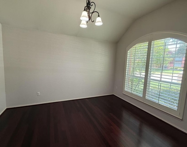 1307 Capstan Drive - Photo Thumbnail 14