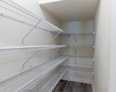 1825 Fergus Drive - Photo Thumbnail 16