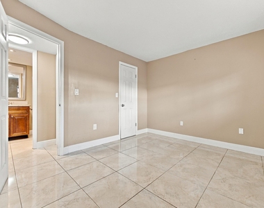 8285 Sunrise Lakes Boulevard - Photo Thumbnail 20