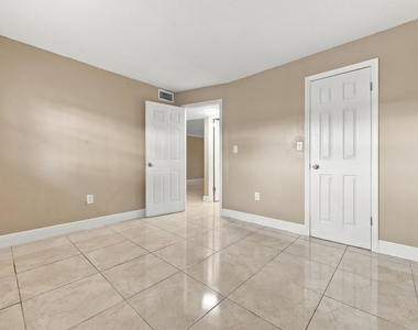 8285 Sunrise Lakes Boulevard - Photo Thumbnail 15