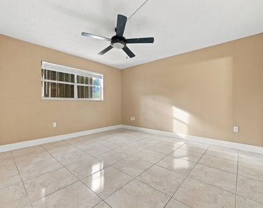 8285 Sunrise Lakes Boulevard - Photo Thumbnail 12