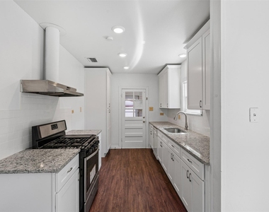 720 E Walnut Street - Photo Thumbnail 4