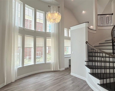 315 Chandan Way - Photo Thumbnail 7