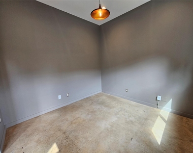 4215 Roseland Avenue - Photo Thumbnail 4
