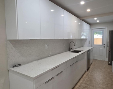 2421 N 40th Avenue - Photo Thumbnail 4