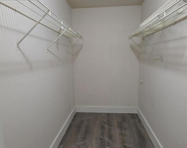 2421 N 40th Avenue - Photo Thumbnail 18