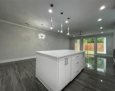 2417 N Winnetka Avenue - Photo Thumbnail 7