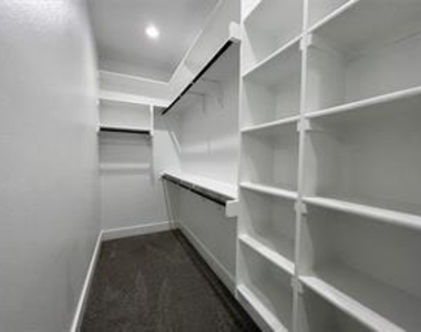 2417 N Winnetka Avenue - Photo Thumbnail 15
