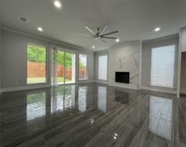 2417 N Winnetka Avenue - Photo Thumbnail 3