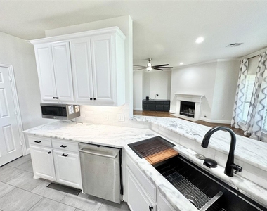 124 Country Lakes Boulevard - Photo Thumbnail 10