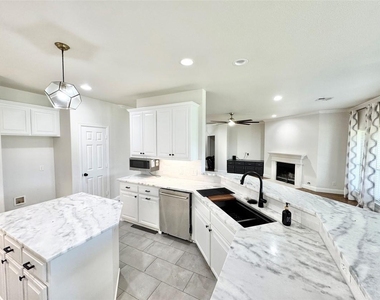 124 Country Lakes Boulevard - Photo Thumbnail 4