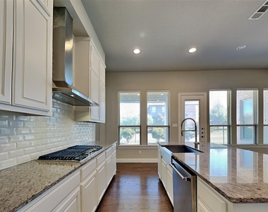 7801 Avondale Drive - Photo Thumbnail 3